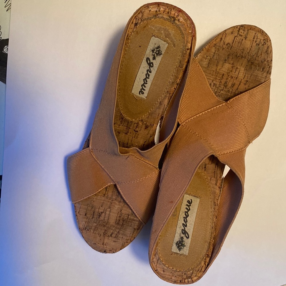 Groove step in wedge shoes size 9 ITEMS $8 or less BOGO Bundle I will discount.